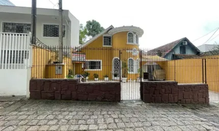 Casa 2 Dormitórios, 1 Suíte, 156 m², à venda por R$ 2.000.000 - Água Verde, Curitiba (PR)