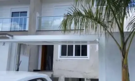 Casa com 5 quartos à venda no Cachoeira, Curitiba  por R$ 945.000