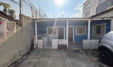 Aluga-se Casa com 3 Cômodos e vaga de Garagem no Jd Bom Clima