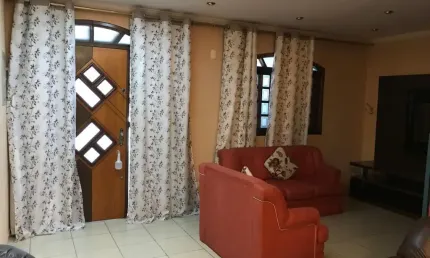 Aluga-se casa 2 dormitórios com 2 vagas de garagem no jd santa francisca