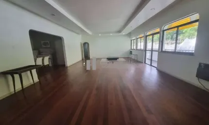 À venda na tijuca: amplo apartamento de 300m² com 5 quartos, 2 suítes, 5 banheiros, varandas e 3 vagas. localizado na rua helion póvoa, esquina com itacuruça, a 400 metros do metrô uruguai. agende vis