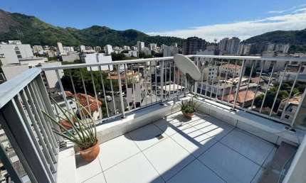 Apartamento á venda rua Barão do Bom Retiro (Grajaú) Varanda, 2 quartos, 1 suite e closet, banheiro social, cozinha e área de serviço.