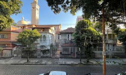Vendo casa duplex com terraço na Alberto de Sequeira com 6 quartos.