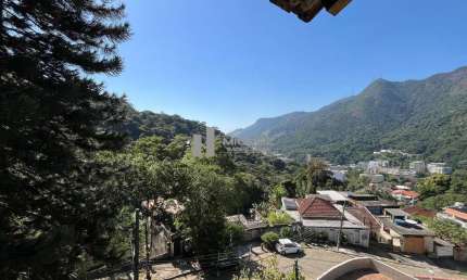 Excepcional casa triplex com 4 quartos, churrasqueira e piscina no Alto da Boa Vista