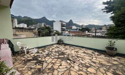 Casa duplex com terraço, 4 quartos e vaga para 5 carros no coração do Grajaú