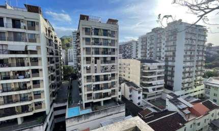 Cobertura duplex à venda na Rua João Alfredo ( Tijuca)! São aproximadamente 160m², composto por varanda, sala em 2 ambientes, 3 quartos, suíte, 2 vagas na escritura!