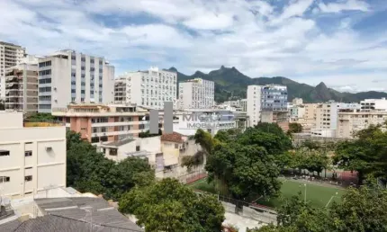 COBERTURA MARAVILHOSA A VENDA NO CORAÇÃO DA TIJUCA - RUA DESEMBARGADOR IZIDRO - VARANDA, SALA EM 2 AMBIENTES, 2 QUARTOS SENDO 1 SUÍTE, 1 BANHEIRO SOCIAL, COPA COZINHA, DEPENDÊNCIAS COMPLETAS, SALÃO, T
