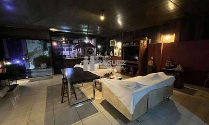 Vendo casa rua do Matoso. 2 quartos, terraço, e uma loja enorme no térreo