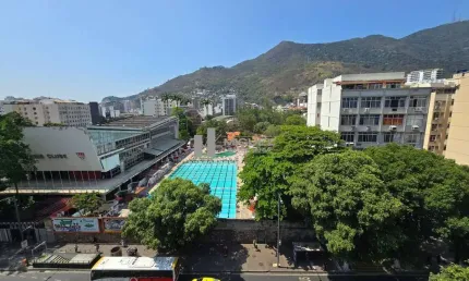 SALA COMERCIAL NO CORAÇÃO DA TIJUCA DEBRUÇADA AO TRADICIONAL TIJUCA TÊNIS CLUBE, COM VISTA LIVRE - PRÉDIO COM BOA APRESENTAÇÃO, ELEVADORES, SERVIÇO DE PORTARIA, CÂMERAS - CÓDIGO 1730