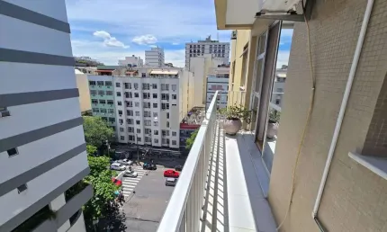 Apartamento todo modernizado a venda na rua haddock lobo, uma quadra do metrô afonso pena! varanda, salão, 2 quartos sendo 1 suíte, cozinha ampla dependências completa, 1 vaga de garagem