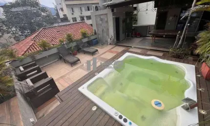 Sensacional casa de vila à venda na Tijuca! Localizada na Travessa Acis Castilho