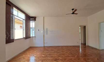 A venda apartamento na rua Citiso, junto a praça Del Vecchio, 2 quartos, suíte.