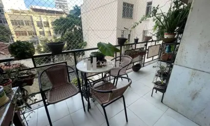 Aconchegante apartamento à venda na Tijuca! Varanda, 4 quartos! Aproximadamente 140m²! Rua Doutor Satamini!