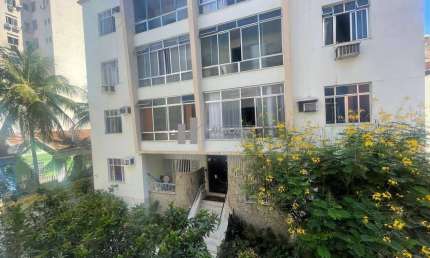 Apartamento sala, 3 quartos suíte e vaga à venda Tijuca! Debruçado na Praça Xavier de Brito e apenas 600 metros do metrô Uruguai! Localização bucólica, Rua Radmaker, são 160m² de puro conforto!