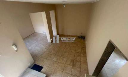 Casa triplex de vila para alugar na Rua Felipe Camarão, apenas 500 metros do Shopping Tijuca!