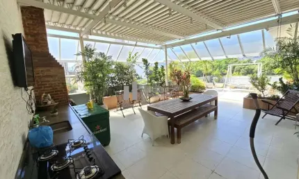 COBERTURA LINEAR LINDA,ÁREA EXTERNA GOURMET(CHURRASQUEIRA,BANCADA DE APOIO,SAUNA,VISTA LIVRE),SALA EM 2 AMBIENTES,3 BONS QUARTOS,SENDO 1 DELES COM CLOSET E POSSIBILIDADE DE SUÍTE,2 BANHEIROS SOCIAIS,C