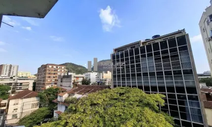 Aparatamento a venda na Zona Sul, composto por 3 quartos, 2 banheiros, 1 suíte, 2 vagas e rua com segurança 24 horas.