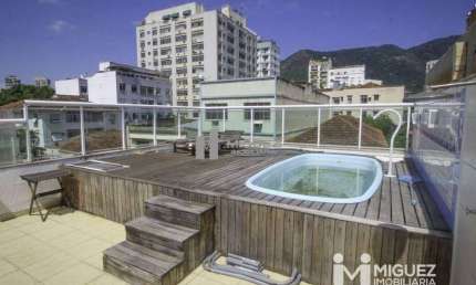 Casa espetacular triplex à venda na Rua Antônio Salema! São 3 quartos sendo 2 suítes, com terraço gourmet ( piscina e churrasqueira) e garagem para 2 carros!