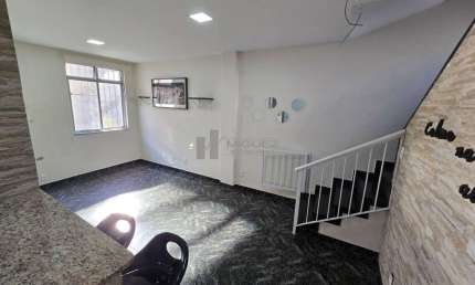 CASA DE VILA RUA BARÃO DE COTEGIPE (VILA ISABEL) - CASA TRIPLEX COMPOSTA POR SALA, 3 QUARTOS SENDO 1 SUÍTE, 1 BANHEIRO SOCIAL, 1 LAVABO, COZINHA INTEGRADA A SALA, ÁREA DE SERVIÇO, TERRAÇO COM TOLDO RE