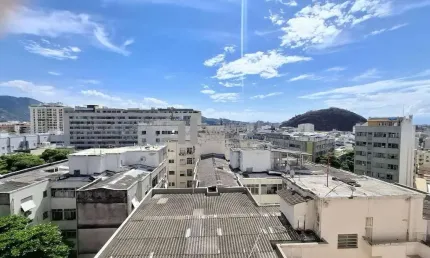 Apartamento à venda na Rua Conde de Bonfim. Sala e quarto espetacular com vaga na escritura. Bairro da Tijuca.