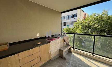 A venda apartamento em Vila Isabel, junto ao polo gastronômico, 2 quartos com suíte e varanda gourmet, vaga na escritura e prédio com portaria 24horas.