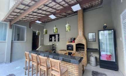 Apartamento sala 2 quartos com área externa à venda na Rua do Bispo - Rio Comprido.