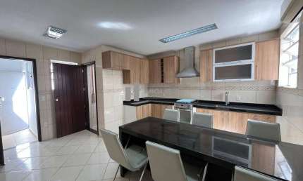 A venda casa na rua Adaberto Aranha,  03 quartos, suíte, cozinha planejada, churrasqueira e área externa.