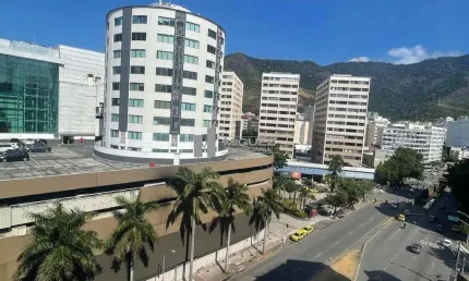 Apartamento para alugar debruçado no Shopping Tijuca! Sala 2 quartos com 1 vaga!