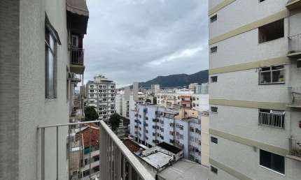 A Venda apartamento no Grajau, rua Jose Vicente, 2 quartos, varada e dependência completa, vaga demarcada em escritura