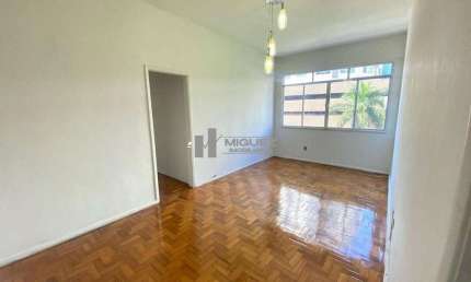 Apartamento para alugar em frente ao Shopping Tijuca!! 2 quartos com 1 vaga. Localizado na Av Maracana