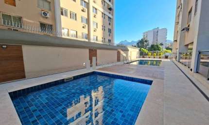 Apartamento com varanda, 2 quartos, sendo 1 suíte à venda no belíssimo Condomínio Charles Chaplin. Colado ao Shopping Tijuca. Rua Engenheiro Enaldo Cravo Peixoto.