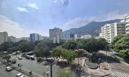 Ampla sala comercial à venda debruçada à Praça Saens Pena na Rua Conde de Bonfim, no bairro da Tijuca