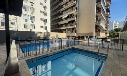 Apartamento à venda na Rua Marechal Marques Porto- Tijuca! Apenas 270 metros do metrô Afonso Pena! Varandão, sol da manhã, sala 2 quartos com vaga! Prédio com infra estrutura!