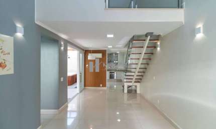 Oportunidade na Tijuca! Casa de vila totalmente reformada com 3 quartos, área gourmet, hidromassagem e 1 vaga – a 700m do metrô Saens Peña!