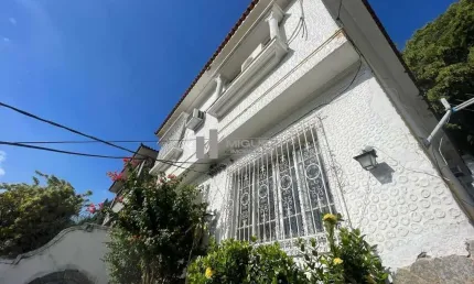 Casa Triplex À venda na Tijuca! Localizado na rua que é um refúgio do bairro, Rua Gurindiba! São aproximadamente 330m² de conforto para sua família!