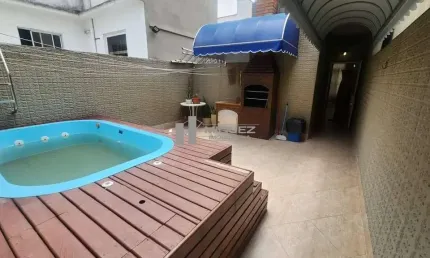Viva com requinte! este apartamento tipo casa duplex a venda na rua deputado soares filho, tijuca, conta com 3 quartos (2 suítes), sacada e área gourmet com piscina. debruçado à praça varnhagem, é o l