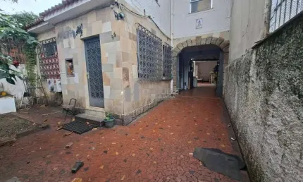 Casa a venda na Rua Vicente Licínio, contendo 4 quartos, Jardim de inverno, churrasqueira, vaga para 5 carros
