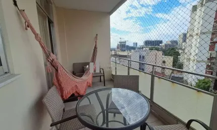 Apartamento a venda, ao lado do metrô do Estácio com varandão, dois quartos e vaga
