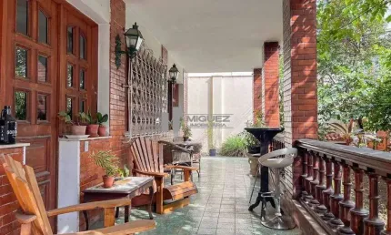Tijuca, rua nobre, Casa a venda, com 06 quartos, próximo metrô, piscina, terraço, garagem! Única! Serve escola, clínica..!