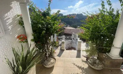 Próximo Praça Xavier Brito, casa a venda, com 04 quartos, 330m2 de conforto. Sensacional !