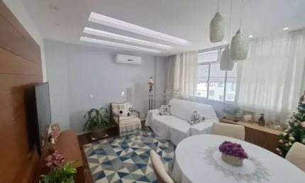 Não perca esta chance! Lindíssimo apartamento a venda na Tijuca, na Rua Doutor Satamini, com 2 quartos, vaga na escritura e portaria 24 horas. A apenas 2 minutos da Praça Afonso Pena, é ideal para que