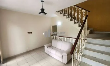 Exclusividade e sofisticação! Belíssimo apartamento tipo casa duplex a venda na Rua Deputado Soares Filho, Tijuca, com 3 quartos (2 suítes), sacada e área gourmet com piscina. Debruçado à Praça Varnha