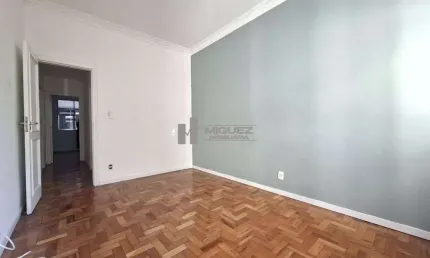 NA RUA JOSÉ HIGINO, VENDA DE APARTAMENTO ESPECTACULAR COM SALA, 2 QUARTOS (1 SUÍTE), BANHEIRO SOCIAL, COZINHA AMPLA, DEPENDÊNCIAS COMPLETAS, VAGA DE GARAGEM E VISUAL DEBRUÇADO AO METRÔ.
