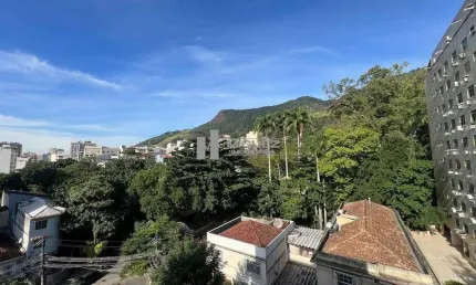 Apartamento à venda, salão amplo na rua dezoito de outubro, tijuca, com 3 ótimos quartos incluindo 1 suíte e closet, banheiro social, dependências completas e 1 vaga de garagem na escritura.