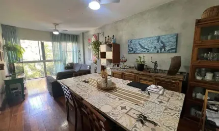 NA RUA DEZOITO DE OUTUBRO, TIJUCA, VENDA DE APARTAMENTO COM SALÃO, 3 QUARTOS ÓTIMOS (1 SUÍTE COM CLOSET), BANHEIRO SOCIAL, DEPENDÊNCIAS COMPLETAS E VAGA NA ESCRITURA.