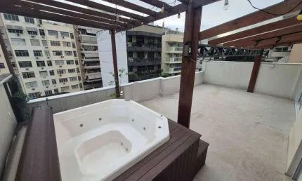 Espaçosa cobertura duplex de 200m² à venda em Tijuca, Rua Guaxupé, próxima ao metrô Uruguai, com ótima localização.