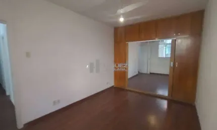 Espaçoso apartamento garden de 3 quartos com quintal e vaga de garagem, localizado na rua engenheiro adel, tijuca.