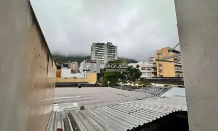 OPORTUNIDADE UNICA NA TIJUCA! APARTAMENTO A VENDA NA RUA DESEMBARGADOR ISIDRO, COM 2 QUARTOS, A APENAS 200m DA PRAÇA SAENS PENA E DO METRÔ. ESTE IMOVEL ESPECIAL É PERFEITO PARA QUEM DESEJA CONFORTO E 