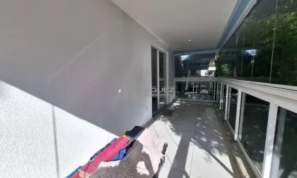 Seu lar dos sonhos está aqui! Apartamento à venda na Tijuca, na Rua Araújo Pena, com varanda, 3 quartos (1 suíte), infraestrutura completa e 1 vaga. Perfeito para quem deseja conforto e praticidade no