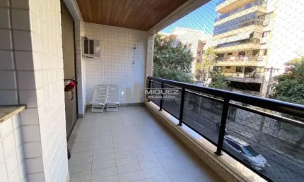 Seu novo lar na tijuca! este apartamento á venda na rua doutor satamini oferece varanda, 3 quartos ( 1 suite) e 2 vagas de garagem. localizado a 350m do metrô afonso pena, é ideal para quem deseja con